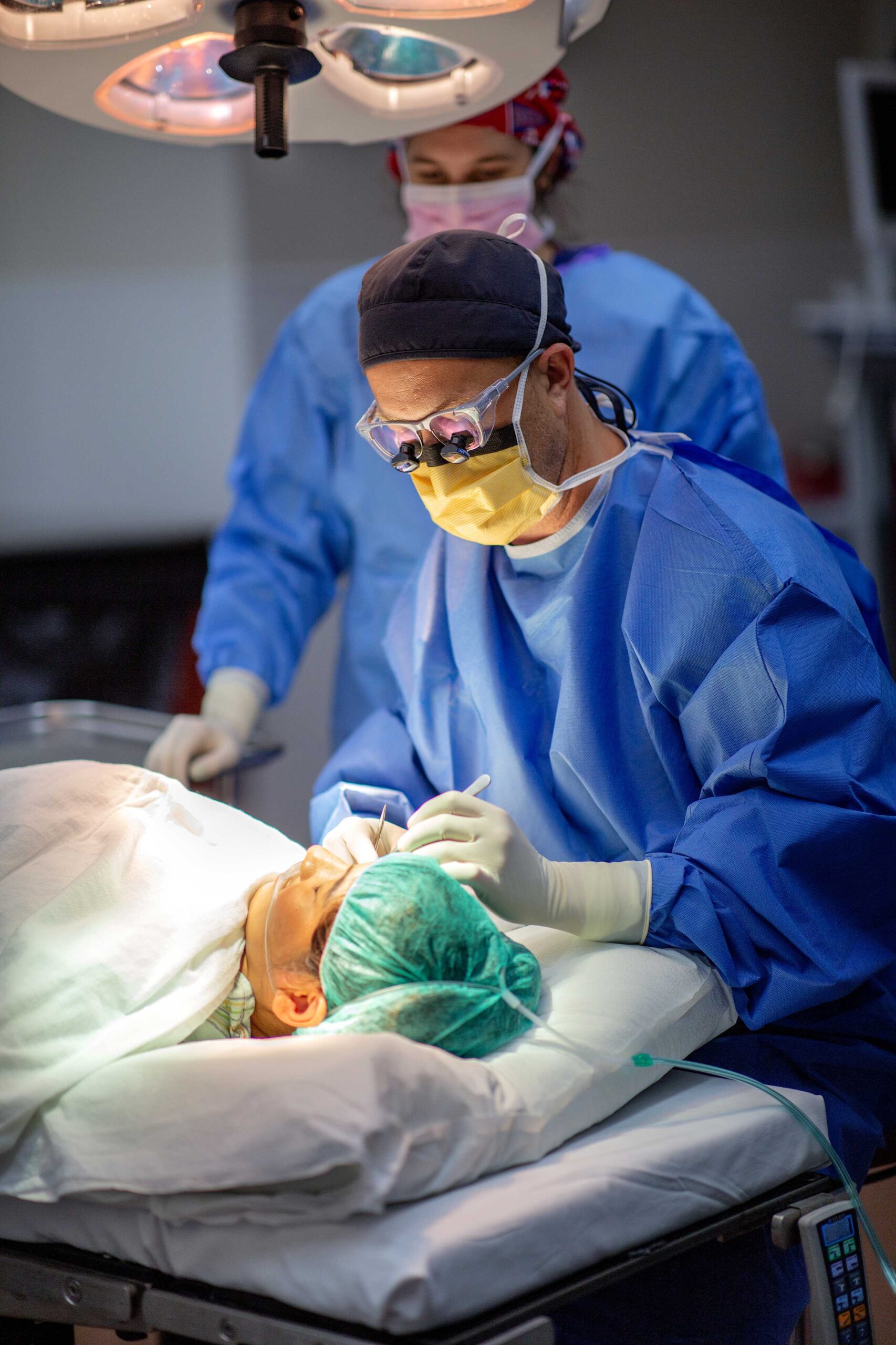 Seiff Center specialist performing surgery