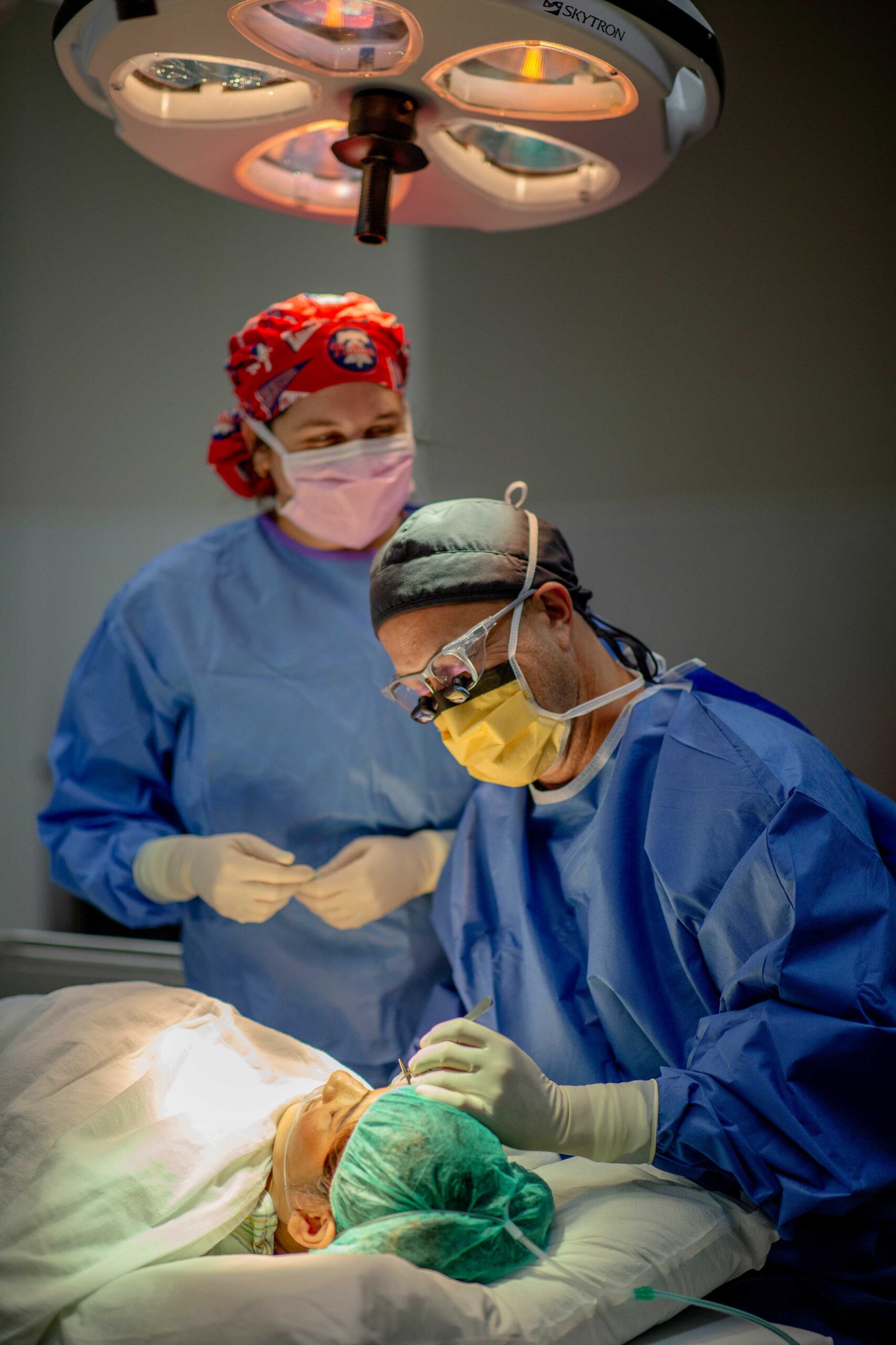 Surgeon conducting eyelid lift procedure at Seiff Center