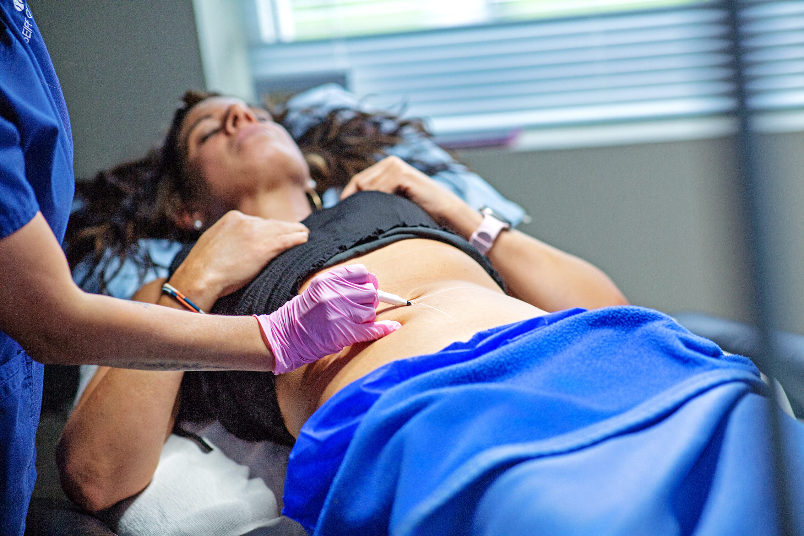 Patient undergoing CoolSculpting body contouring treatment at Seiff Center